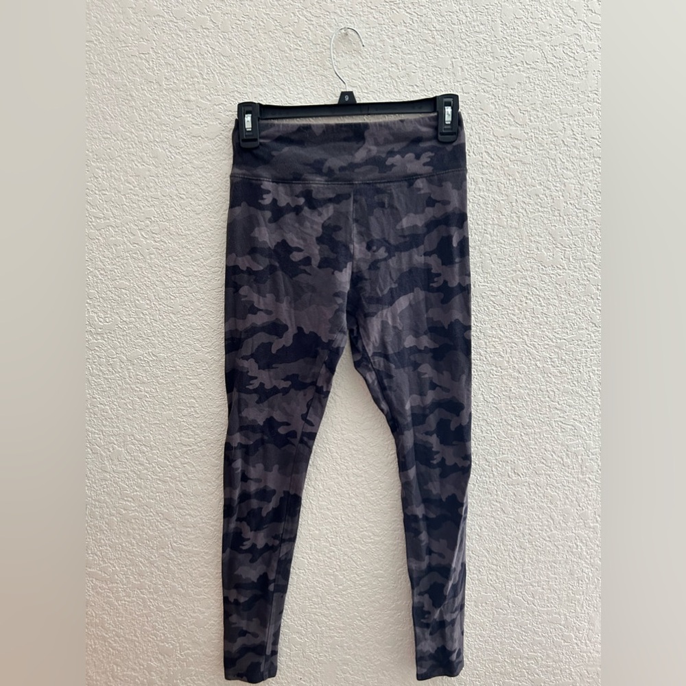 Black and gray camp leggings